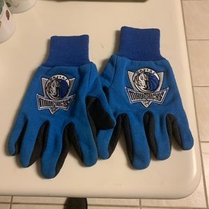 Dallas Maverick’s Winter Gloves